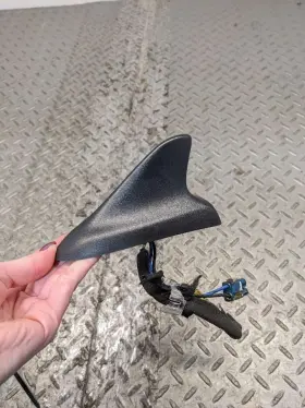 645.gm1w10 Chevrolet Oem 10-15 Camaro Coupe Roof Mounted Shark Antenna Fin Radio Bl 1181843