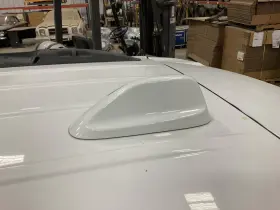 645.ch8218 Dodge Truck 14-21 Durango Roof Mounted Shark Fin Antenna Pw7 - White Knuckle Clearcoat