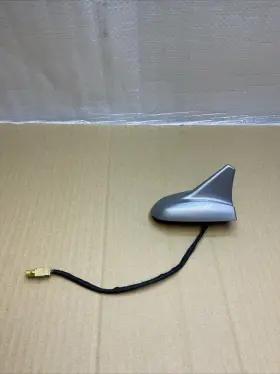 670025882 Maserati 14-17 Quattroporte M156 Ghibli M157 Shark Fin Radio Antenna Silver Oem